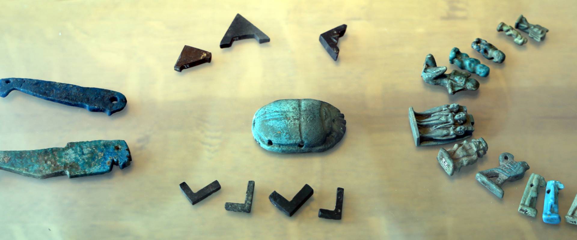 Epoca tolemaica, amuleti in faience, statuette e scarabeo photo by Sailko